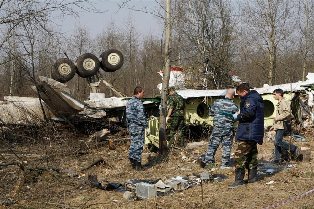 Vyšetřovatelé nehody mezi troskami letounu (Zdroj: Portál Tail Strike)